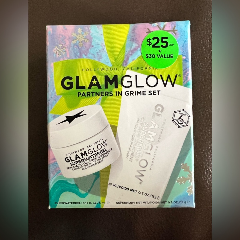 2/30$ NWT Glamglow partners in grime set